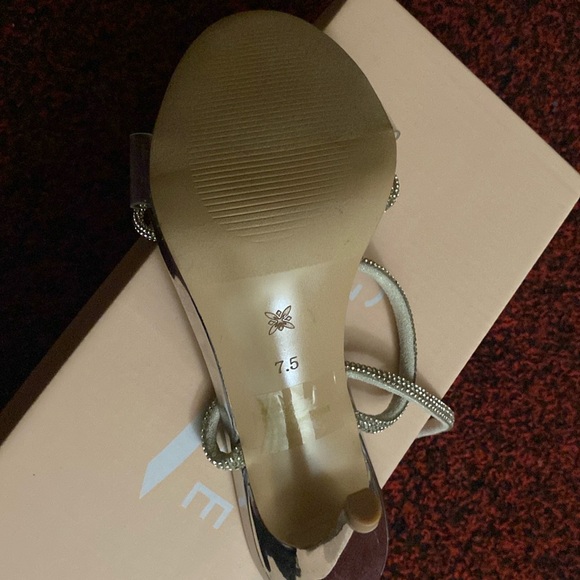 Silver BCBG brand new wrap around heels 7.5 size - Picture 3 of 3